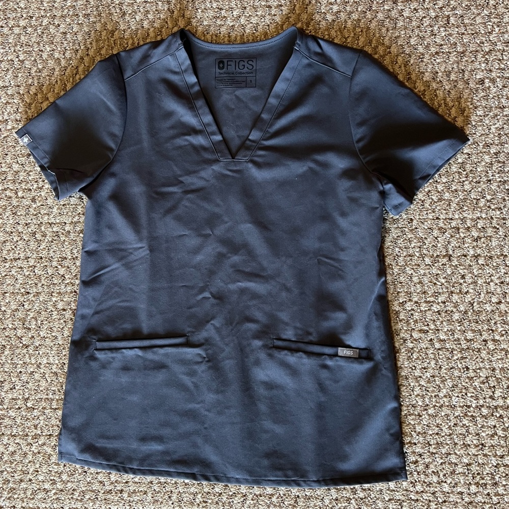Figs Casma™ Three-Pocket Scrub Top in Dark Grey